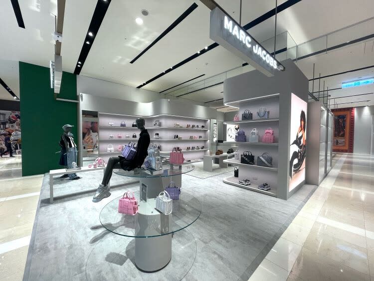 Marc Jacobs全新概念店進駐新光三越信義新天地A8館，半開放式的空間以明亮的灰白色系組成