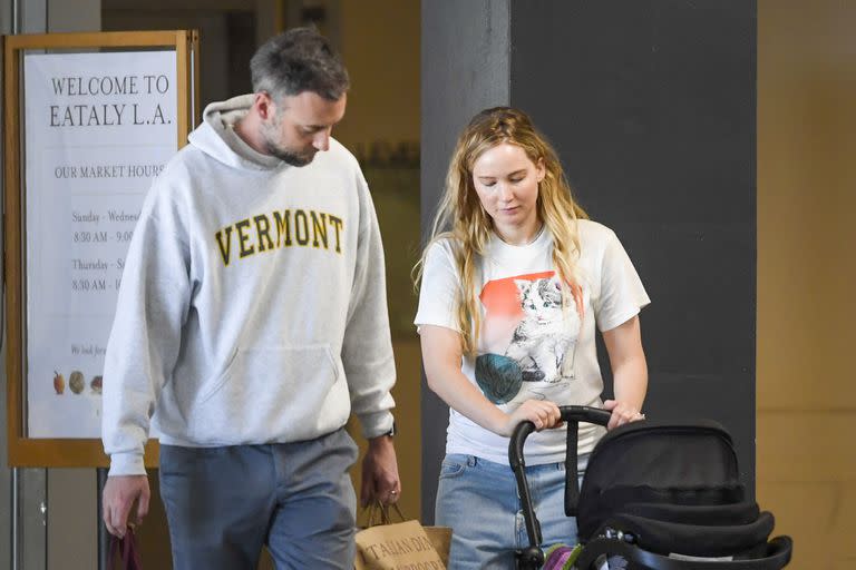 Jennifer Lawrence y Cooke Maroney abandonan junto a su pequeño hijo el restaurante Eataly, en Los Ángeles