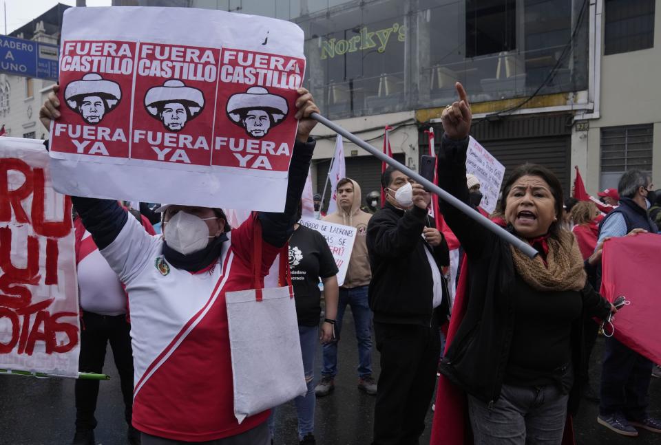 Opositores al gobierno del presidente peruano Pedro Castillo protestan frente al Congreso mientras Castillo pronuncia su discurso anual a los legisladores, el jueves 28 de julio de 2022, en Lima, Perú. (AP Foto/Guadalupe Pardo)