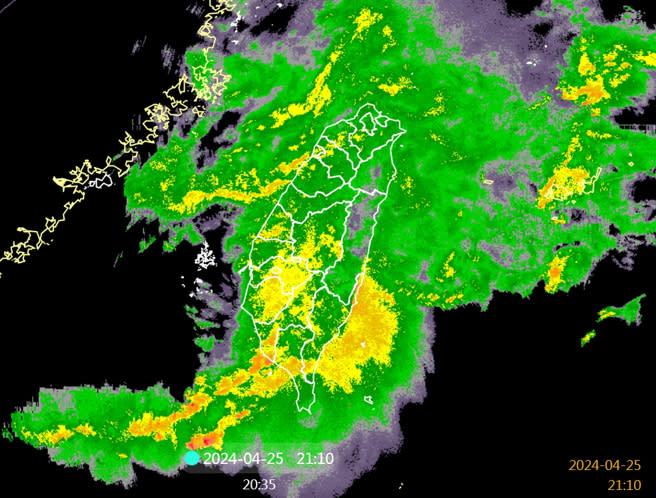 目前台南、高雄狂風暴雨中，高雄氣象站指出，外海一個中尺度渦漩在晚間8點左右抵達陸地，除大雷雨外恐還伴隨冰雹、龍捲風。(圖／氣象署)