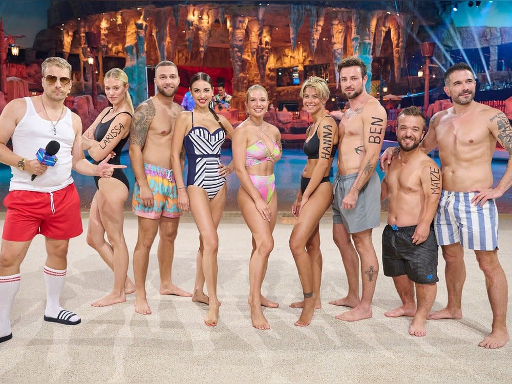 Die Stars der "RTL Wasserspiele": Bademeister Oliver Pocher, Larissa Marolt, Filip Pavlovic, Ekaterina Leonova, Lola Weippert, Hanna Sökeland, Benjamin Melzer, Mathias Mester und Marc Terenzi (v.l.). (Bild: RTL / Markus Hertrich)