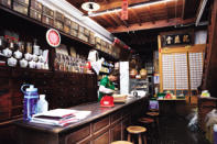  創於1891年乾益堂中藥行是澎湖老中藥店，自行研發的藥膳蛋、豆干深具名氣，藥膳香滷得透入，夾著蛋香讓人百吃不膩是在地美味第一名。 