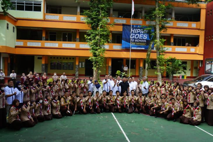 Siswa/siswi SMK Wikrama usai peresmian "Wikrama Youngpreneur School" (WYNS) yang bermitra dengan Himpunan Pengusaha Muda Indonesia (HIPMI) Kota Bogor, Selasa (7/6/2022). ANTARA/HO-SMK Wikrama Bogor (FOTO ANTARA/HO/SMK Wikrama)