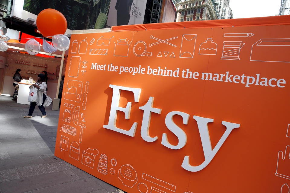 Uma placa anunciando o vendedor online Etsy Inc. é vista do lado de fora do mercado da Nasdaq na Times Square após a oferta pública inicial (IPO) da Etsy na Nasdaq em Nova York em 16 de abril de 2015. REUTERS/Mike Segar/File Photo GLOBAL BUSINESS WEEK AHEAD PACKAGE - PESQUISE "SEMANA DE NEGÓCIOS PRÓXIMA 31 DE OUTUBRO" PARA TODAS AS IMAGENS