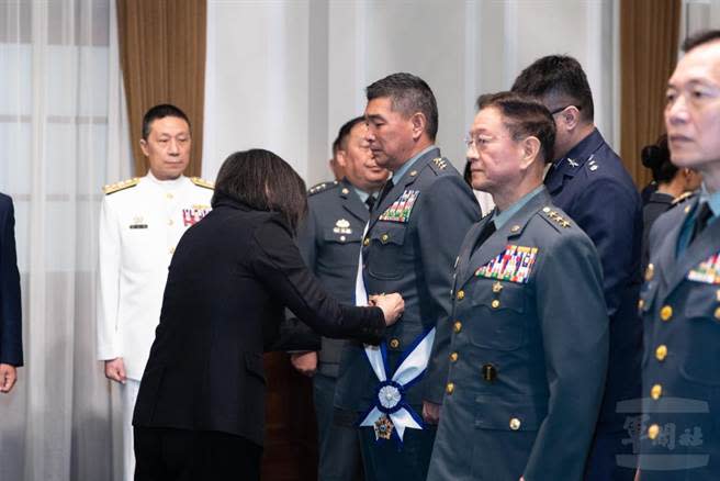 蔡總統頒授參謀總長陳寶餘上將「二等寶鼎勳章」。（軍聞社提供）