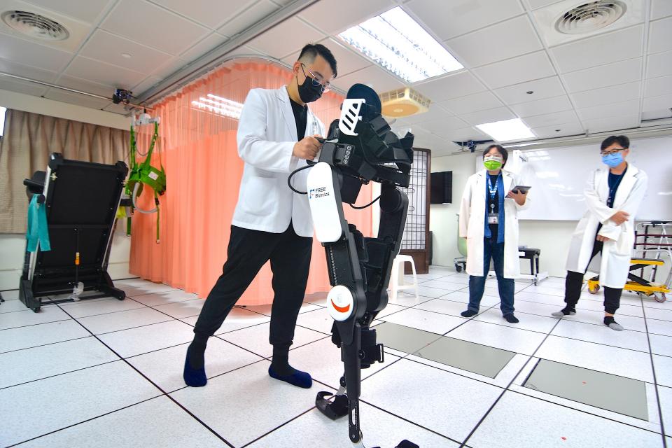 慈大生物醫學暨工程學系碩士班學生可從事醫療器材研發, 如機器人輔具, 便可訓練脊椎損傷病患重新站立行走。