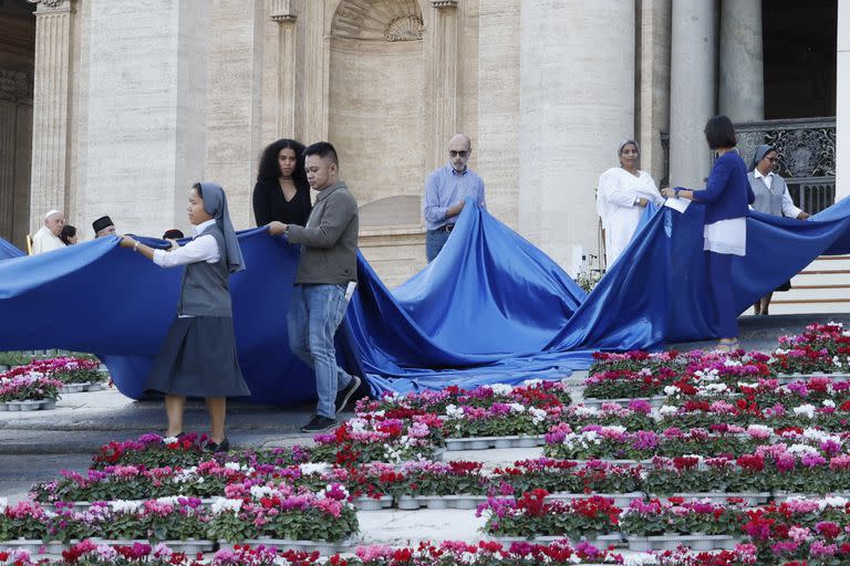 El Papa mira los preparativos del sínodo en el Vaticano
