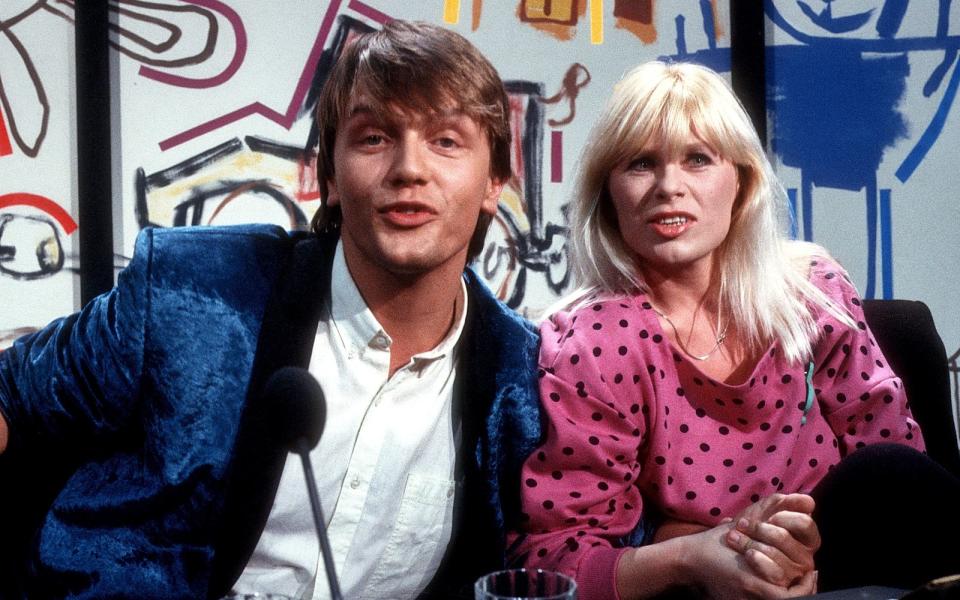 Wer hier mitmachen durfte, hatte es geschafft, irgendwie: Hape Kerkeling 1987 mit "Schulmädchenreport"-Schauspielerin Sascha Schöne in der ARD-Quizshow "Dingsda". (Bild: Getty Images/Peter Bischoff)