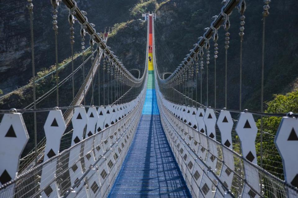 <p>七彩雙龍吊橋｜Shuanglong rainbow suspension bridge（Courtesy of Nantou County Government)</p>
