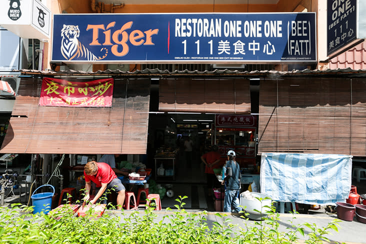 This corner coffeeshop is located at the busy Damansara Uptown area near Standard Chartered Bank.