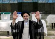 El ultraconservador Ebrahim Raisi, gran favorito en las elecciones presidenciales en Irán, saluda después de haber votado en Teherán, el 18 de junio de 2021
