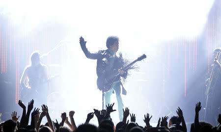 Prince performs during the Billboard Music Awards at the MGM Grand Garden Arena in Las Vegas, Nevada May 19, 2013. REUTERS/Steve Marcus