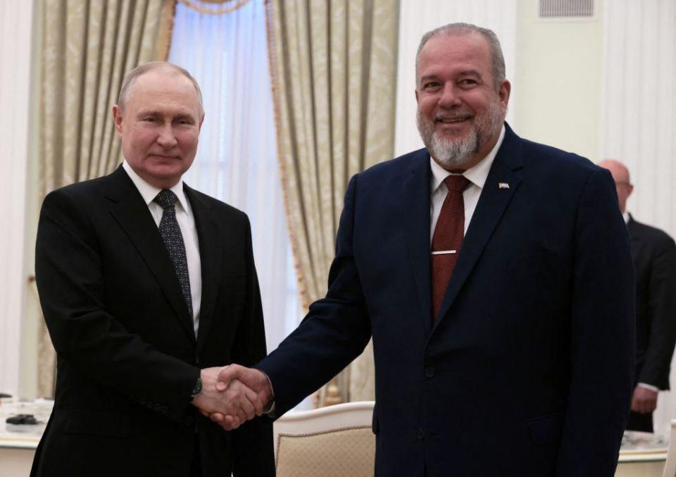 Vladimir Putin, presidente de Rusia, y Manuel Marrero Cruz (derecha), primer ministro de Cuba, en una reunión en junio en Moscú.