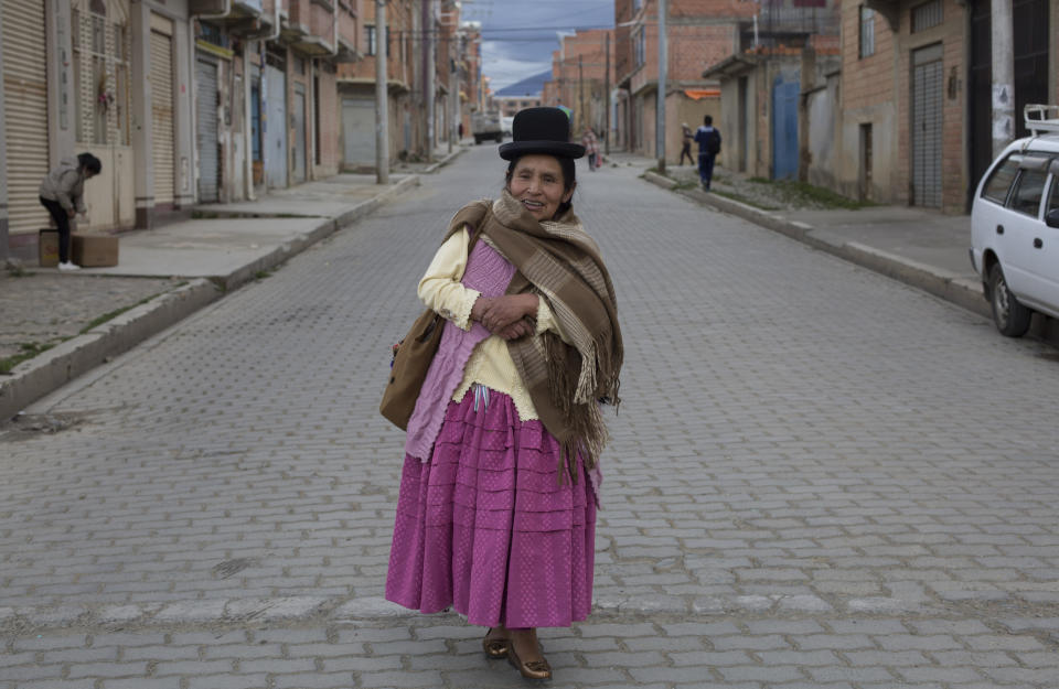 En esta imagen del 7 de mayo de 2019, la actriz María Luque, miembro de la compañía de teatro "Kory Warmis" o Mujeres de Oro camina hacia una estación de tranvía para ir a su clase de interpretación, en El Alto, Bolivia. (AP Foto/Juan Karita)