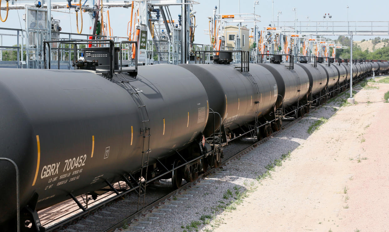 FILE PHOTO: A crude oil train moves past the loading rack at the Eighty-Eight Oil LLC’s transloading facility in Ft. Laramie, Wyoming, U.S., July 15, 2014. REUTERS/Rick Wilking/File Photo