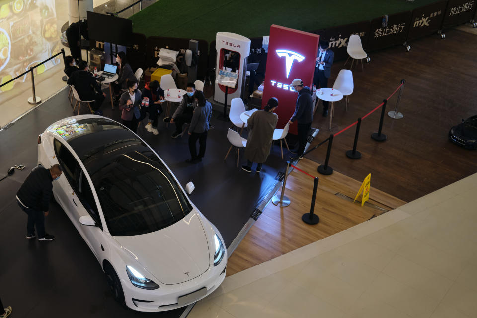 Una exhibición de Tesla en China. (Zhang Peng/LightRocket via Getty Images)