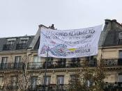 Les banderoles ne sont pas seulement dans le cortège, elles sont également sur les toits parisiens.