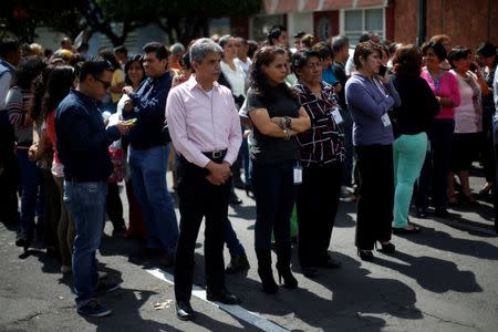 Workers evacuate a building after an earthquake in Mexico City, Mexico, June 27, 2016. REUTERS/Edgard Garrido