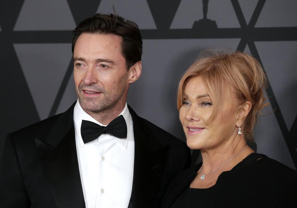 <p>Aunque llevan 21 años casados, Hugh Jackman y Deborra-Lee Furness aún recuerdan la primera vez que se vieron. Fue en un coche que los llevaba al rodaje de la serie australiana ‘Correlli’. “Se quitó el cinturón de seguridad, se dio la vuelta, se quitó las gafas y me dijo: ‘Hola, soy Deb, un placer conocerte’”, reveló Hugh Jackman en ‘People’. (Foto: Mike Nelson / EFE). </p>