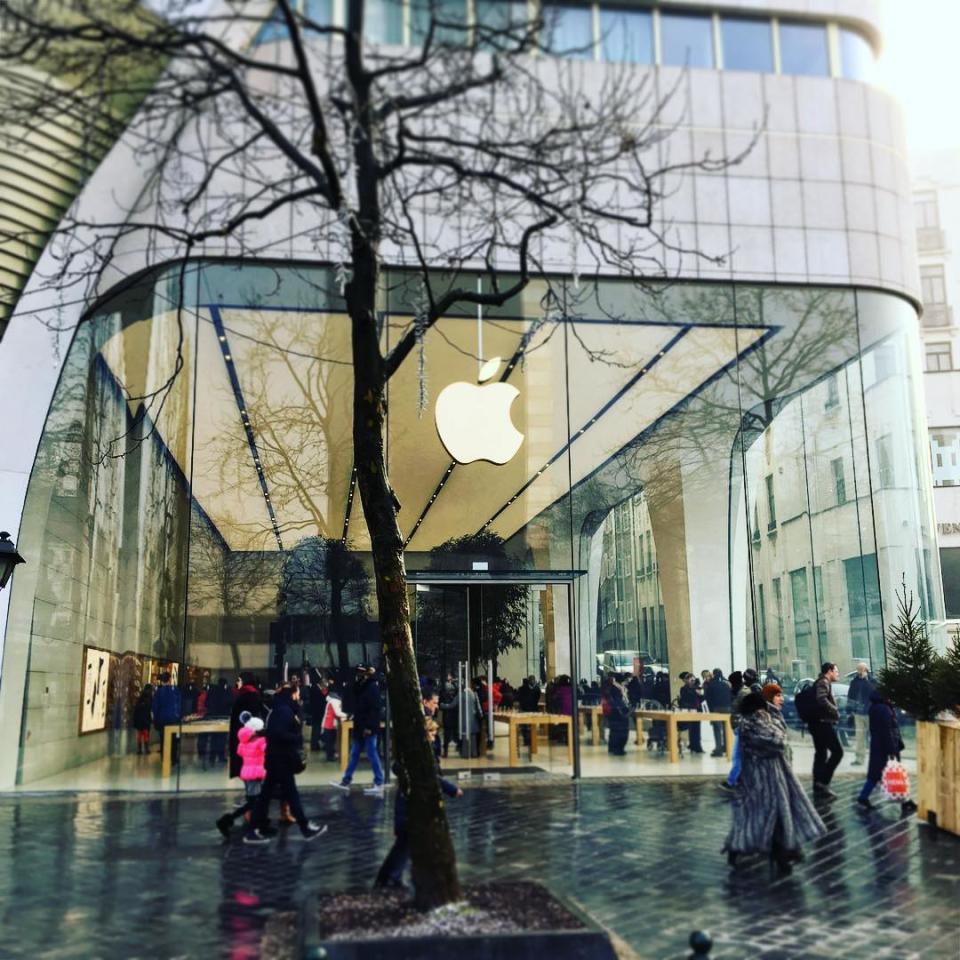 <p>Situada en la Avenida de la Toison d’Or, fue inaugurada en septiembre de 2015. Fue la primera tienda que la compañía de la manzana abrió en Bélgica y la primera de cuyo diseño se encargó Jonathan Ive, el actual Vicepresidente Senior de Diseño de Apple. (Foto: Instagram / @qtylovsky). </p>