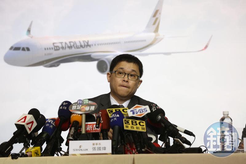 星宇航空6日從成田機場起飛的班機延誤，導致300多名旅客滯留機場過夜，董事長張國煒7日一早就現身航廈親自道歉。（本刊資料照）