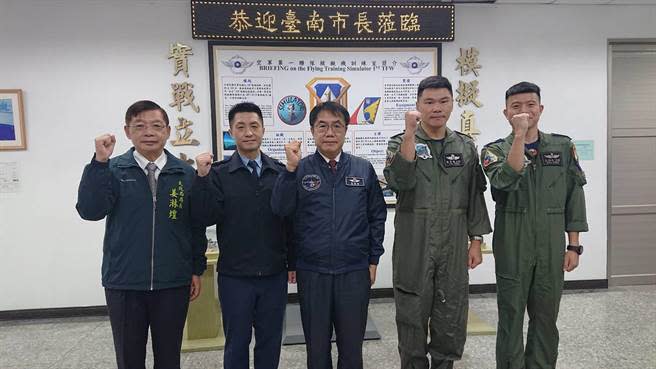 台南市長黃偉哲（中）到台南空軍聯隊參加勞軍活動。（程炳璋攝）