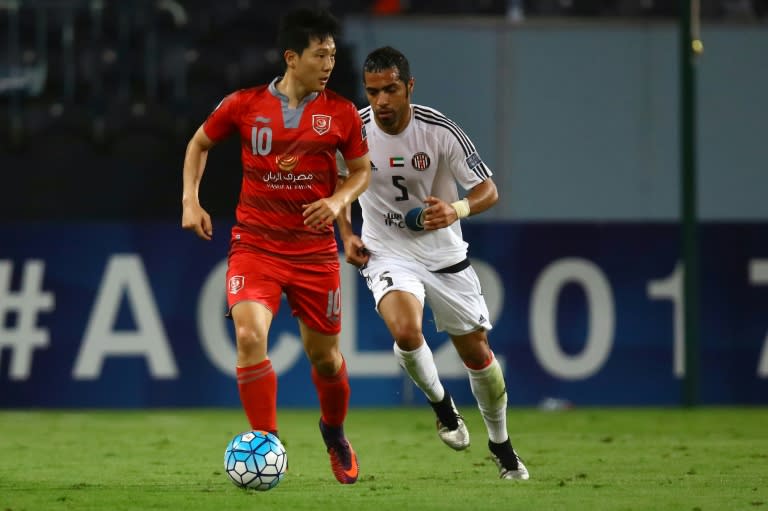 Lekhwiya's midfielder Nam Tae-hee (L) dribbles past Jazira's defender Musallem Fayez on April 25, 2017