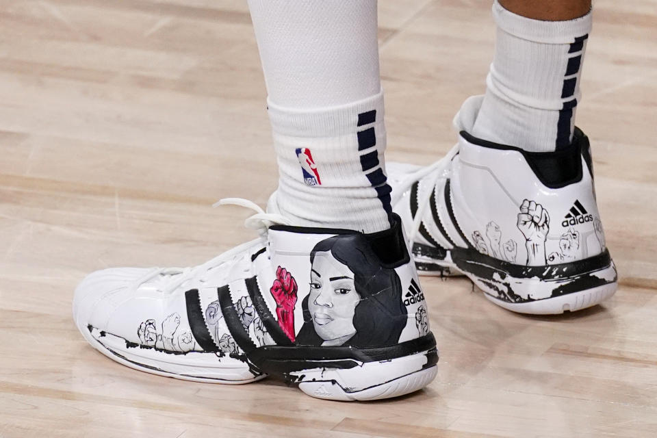 Una imagen de Breonna Taylor en las zapatillas de Jamal Murray de los Nuggets de Denver durante la segunda mitad del juego de la NBA contra el Jazz de Utah, el martes 1 de septiembre de 2020, en Lake Buena Vista, Florida. (AP Foto/Mark J. Terrill)