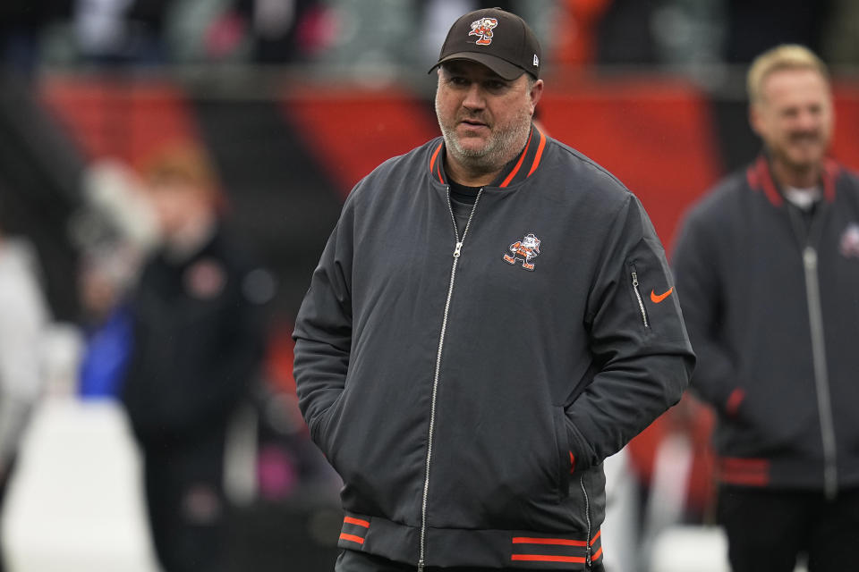 FILE - Cleveland Browns offensive coordinator Alex Van Pelt looks on before an NFL football game against the Cincinnati Bengals, Sunday, Jan. 7, 2024, in Cincinnati. For the second straight year, Browns coach Kevin Stefanski has made a made major change to his staff. Offensive coordinator Alex Van Pelt has parted ways with the team, leaving just days after Cleveland was blown out in the wild-card round by Houston and following a season in which the Browns were ravaged by injuries.(AP Photo/Sue Ogrocki, File)