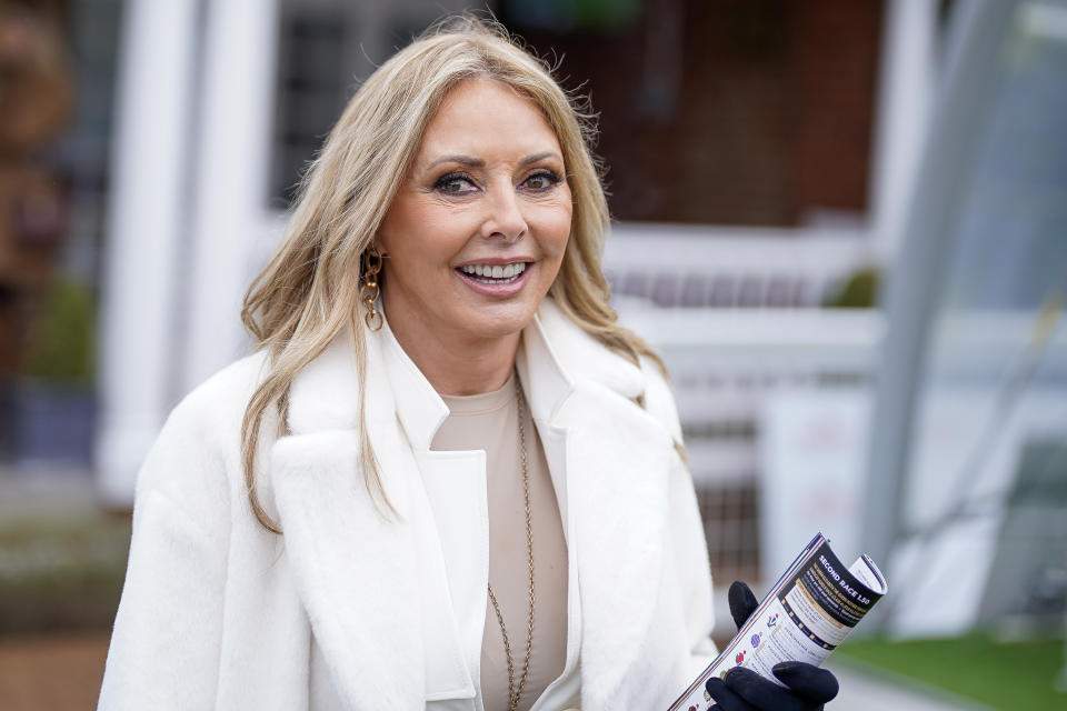 ESHER, ENGLAND – 7. MÄRZ: Carol Vorderman nimmt am 7. März 2023 an den Rennen auf der Sandown Park Racecourse in Esher, England, teil.  (Foto von Alan Crowhurst/Getty Images)