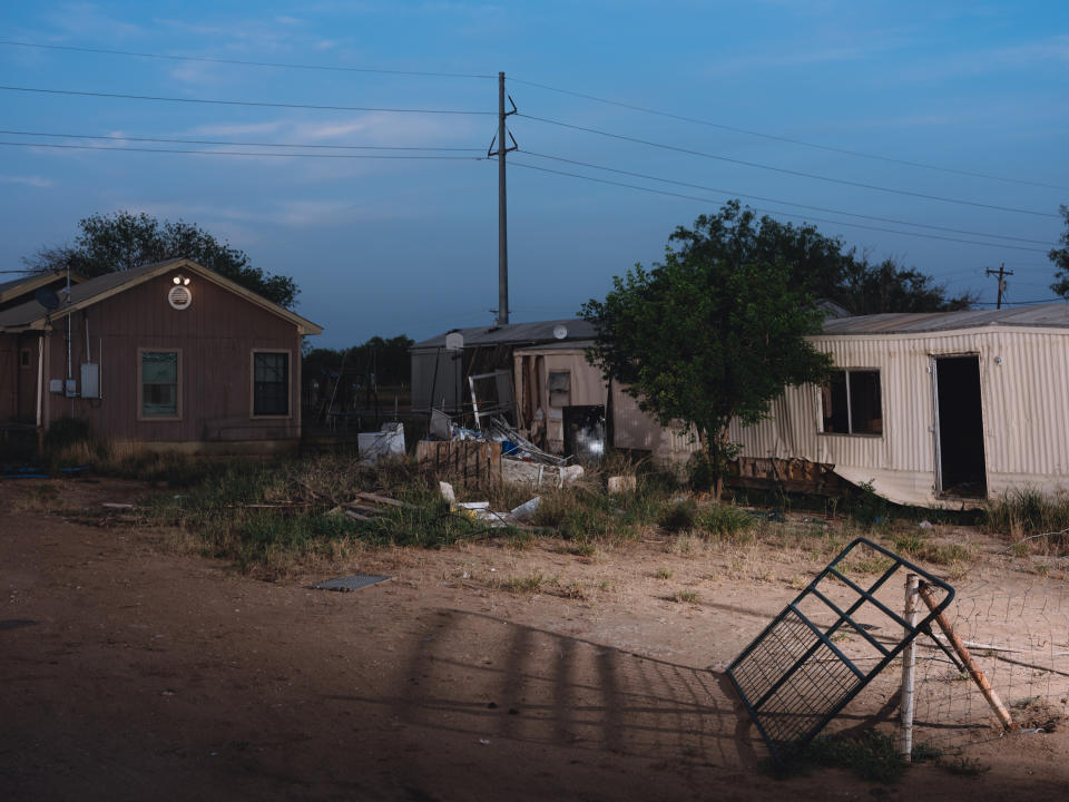 La densa maleza en el sur de Texas oculta a migrantes y contrabandistas que intentan eludir a las autoridades estadounidenses. "Podrías esconder un millón de elefantes aquí", dijo Jerry Martinez, de la oficina del alguacil del condado de Dimmit. (Christopher Lee/The New York Times)b