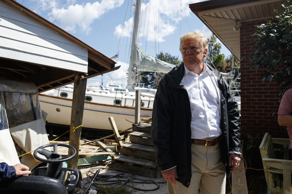 Donald Trump visitó en Carolina del Norte una casa impactada por un bote, que encalló allí tras ser llevado tierra adentro por las marejadas del huracán Florence. (AP)