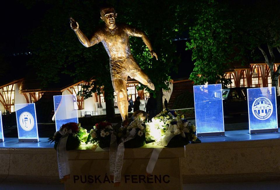 Le sculpteur Bela Domonkos est à l'origine de cette statue de Ferenc Puskas, le buteur hongro-espagnol bien connu des années 50 et 60. Cette statue se trouve devant la Pancho Arena, le stade de 4500 places du club du Puskas Akademia FC, club de première division hongroise.