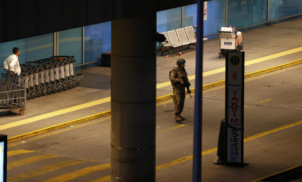 Un militar vigila en la entrada del aeropuerto (Reuters).