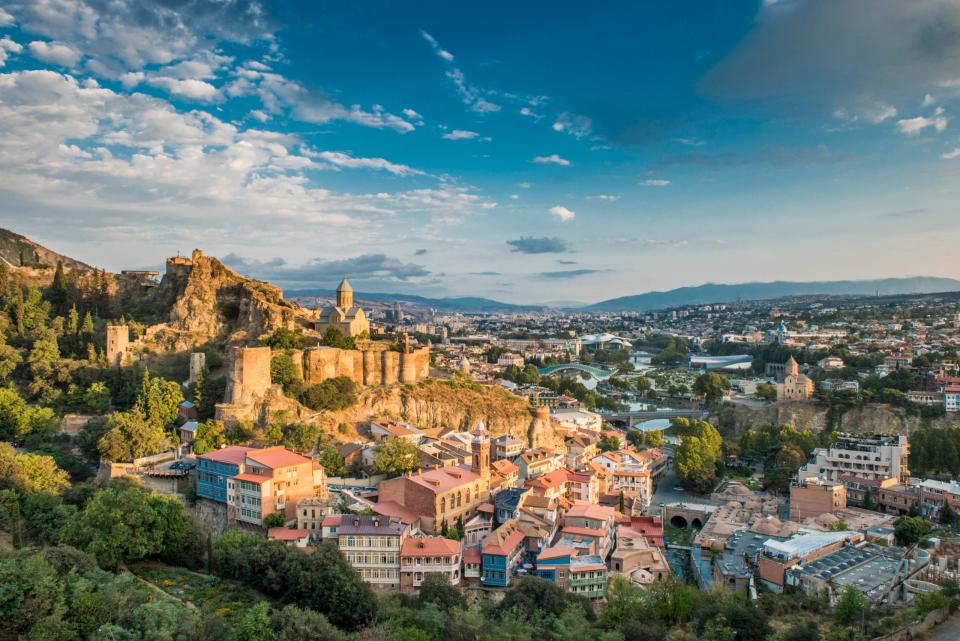 Die Stadt Tiflis ist von Bergen umgeben. (Bild: Getty Images)