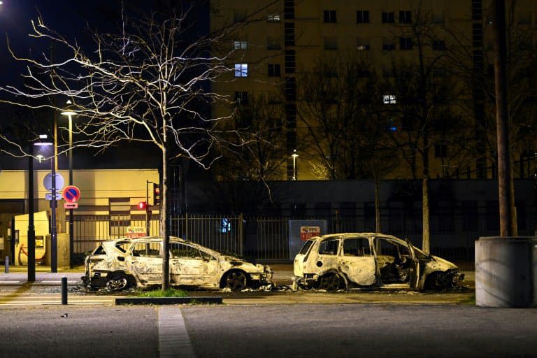 Voitures calcinées après les violences urbaines, le 6 mars 2021 à Bron, en banlieue lyonnaise - OLIVIER CHASSIGNOLE © 2019 AFP