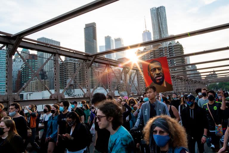 Manifestantes marchan en el Brooklyn Bridge en el primer aniversario de la muerte de George Floyd - (Créditos: @Eduardo Munoz Alvarez)