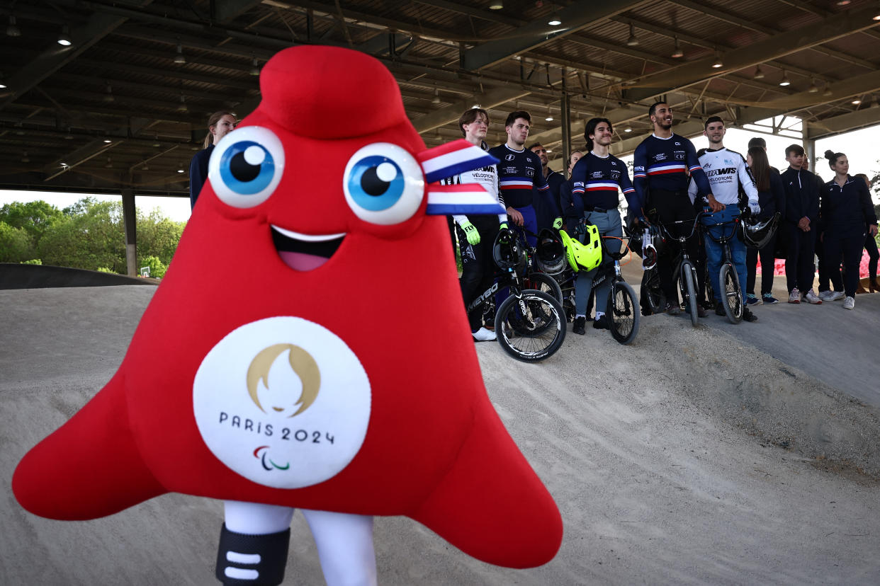 La mascotte des jeux Paralympiques de Paris 2024, avec l'équipe de France de BMX / photo d'illustration(Photo by Anne-Christine POUJOULAT / AFP)