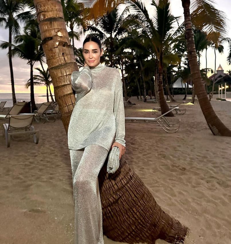 Con un traje en tonos plata, espectacular posando en la playa