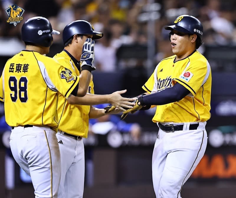 陳子豪歸隊就敲逆轉轟  全場4打點助兄弟奪勝 中華職棒中信兄弟隊陳子豪（右）2日歸隊馬上建 功，比賽5局下敲出2打點安打，7局下再一棒轟出逆 轉2分砲，全場包辦4分打點，助隊以6比5擊敗富邦悍 將隊。 （中信兄弟提供） 中央社記者楊啟芳傳真  113年8月2日 