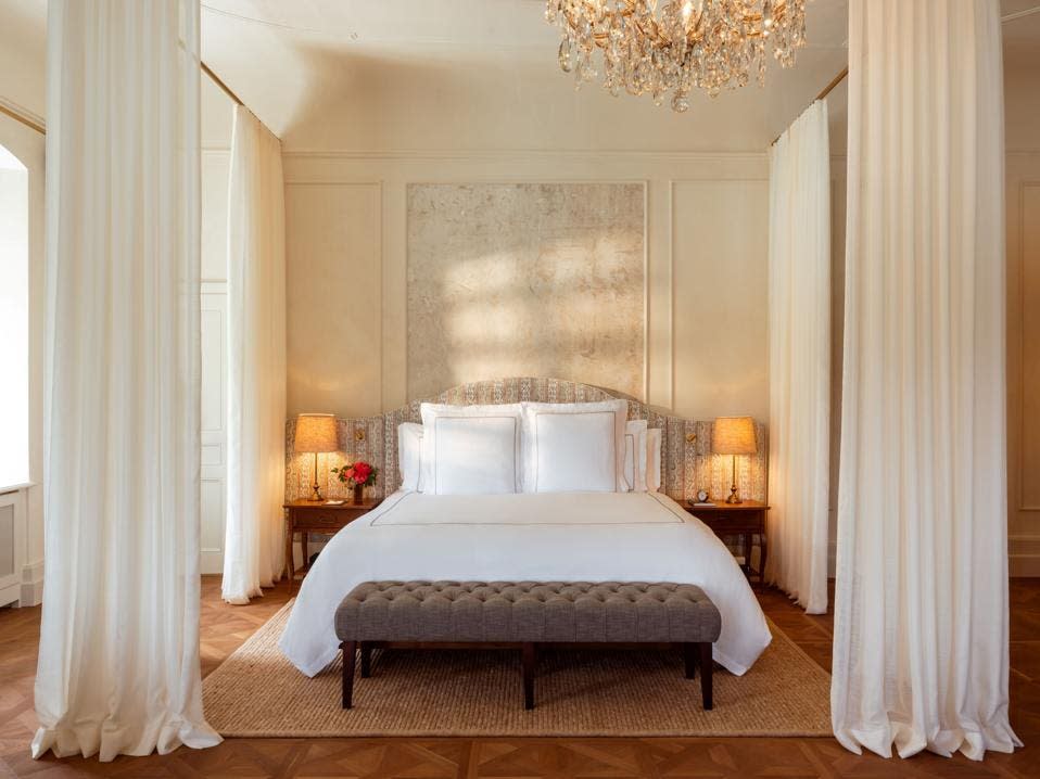 La Suite Deluxe Heritage del Rosewood Schloss Fuschl, a las afueras de Salzburgo, Austria.