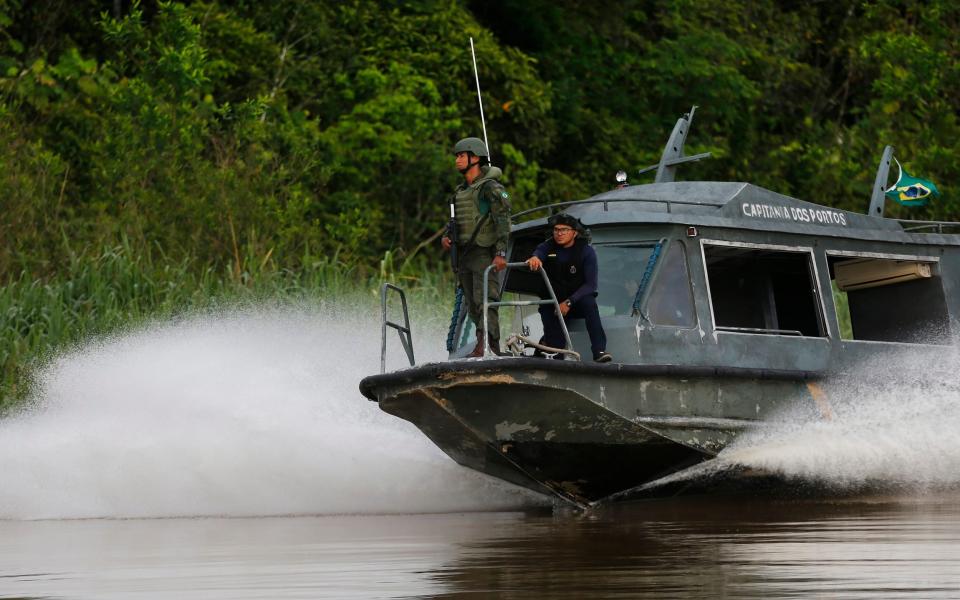 Navy sailors search for Dom and Bruno - Edmar Barros 