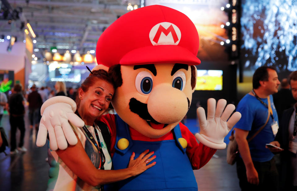 Alle lieben Mario! Ein Selfie mit dem Videospiel-Charakter ist auch bei der Gamescom hoch im Kurs. (BILD: REUTERS/Wolfgang Rattay)