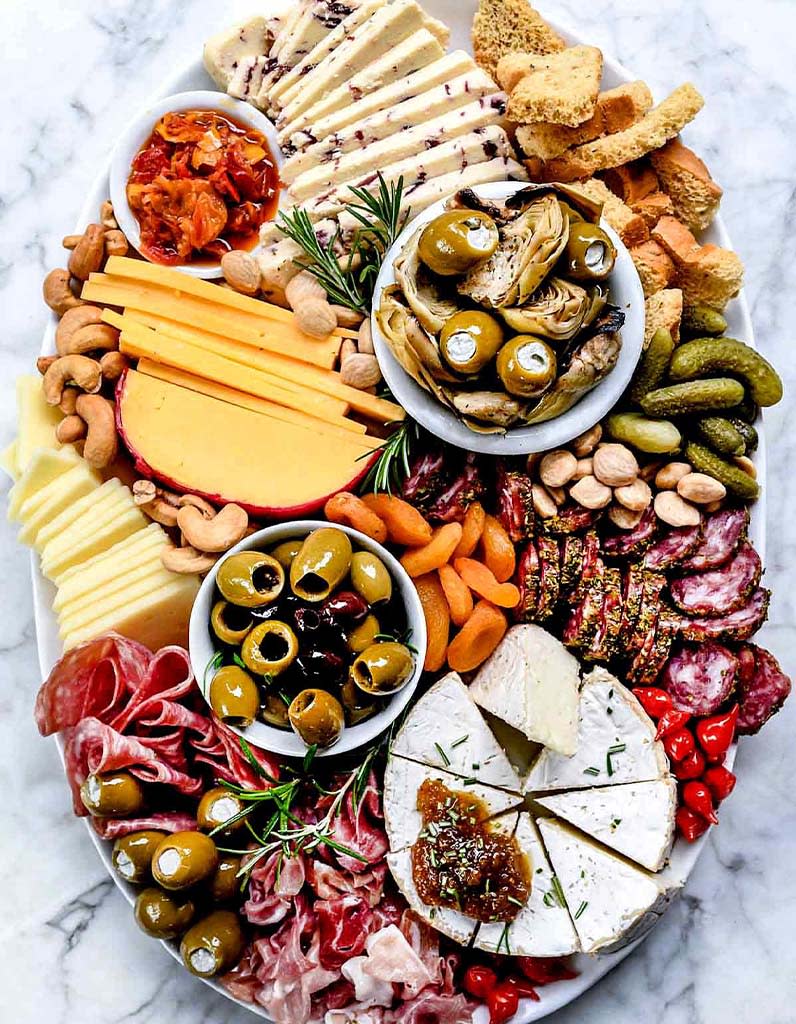 <p>Pourquoi ne pas ajouter du romarin entre les aliments pour un plateau à l’odeur enivrante ?</p><p>Découvrir la recette <a href="https://www.foodiecrush.com/how-to-make-an-instagram-worthy-charcuterie-board/" rel="nofollow noopener" target="_blank" data-ylk="slk:ici;elm:context_link;itc:0;sec:content-canvas" class="link ">ici</a></p><br>