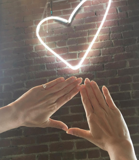 La joya es creación de las diseñadoras Samira Far y Melody Godfrey, quienes se inspiraron en el tradicional anillo de bodas para lograr un accesorio que simbolice el empoderamiento.