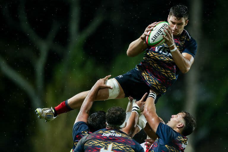 Manuel Bernstein gana en las alturas, con ayuda de sus compañeros; de todos modos, el line-out fue deficitario en Pampas, que también estuvo frágil en el scrum en la octava fecha.