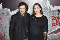 Durant la promotion de la comédie <em>Rock’n Roll, </em>sortie en 2017, Marion Cotillard et Guillaume Canet apparaissent plus complices que jamais. Le couple s’écharpe sur les réseaux sociaux et déploie un hilarant sens de l’autodérision, comme c’est le cas dans le film où ils jouent leur propre rôle. Les deux acteurs ont pris un malin plaisir à tordre leur image dans cette autofiction, qui n’est pas totalement éloignée de la réalité… "<em>C’était une façon de jouer ensemble avec ce que nous vivons et ce que les gens imaginent de nous sur le mode de la farce. Le couple du film nous ressemble par bien des côtés. C’est une extrapolation de ce que nous sommes réellement…</em>", explique Marion Cotillard lors d’un entretien pour <em>20 Minutes</em>. "<em>C’est nous sans être nous. Certaines choses sont vraies, d’autres pas. Aujourd’hui, on vit tellement dans le mensonge que cela me donnait une grande liberté d’expression. Les gens s’imagineront que ce qui est vrai dans le scénario est inventé et réciproquement. Je trouve cela très drôle</em>", ajoute Guillaume Canet. S’il accepte de livrer un miroir déformant sur leur quotidien, le couple tient aussi à préserver le mystère et la discrétion autour de sa vie privée… <em>(Photo by Kristy Sparow/WireImage via Getty Images)</em>