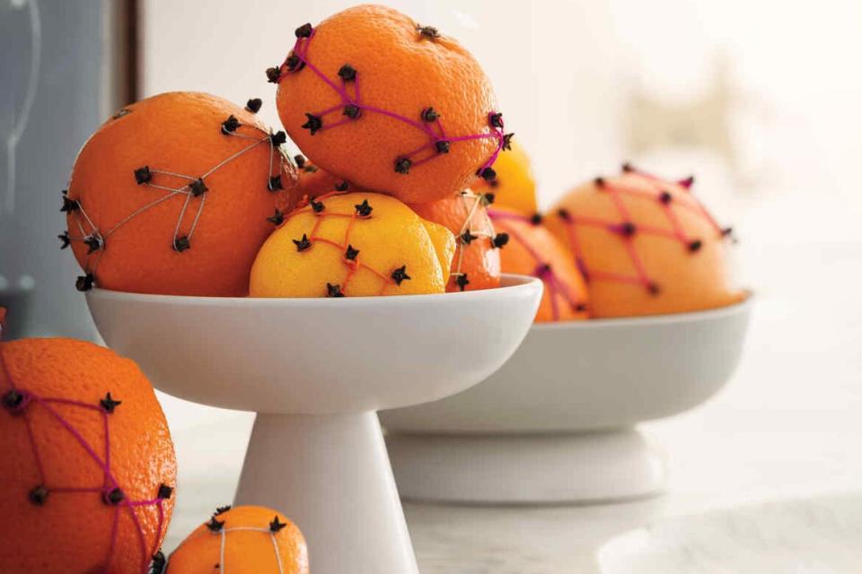 pomander oranges using cloves