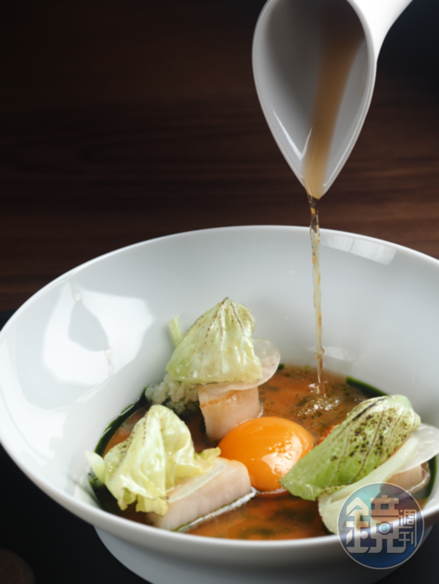  從干貝燉雞湯獲得啟發的「干貝」，極度的鮮湯卻搭配蒔蘿油，是吃慣中餐的人難以想到的組合。