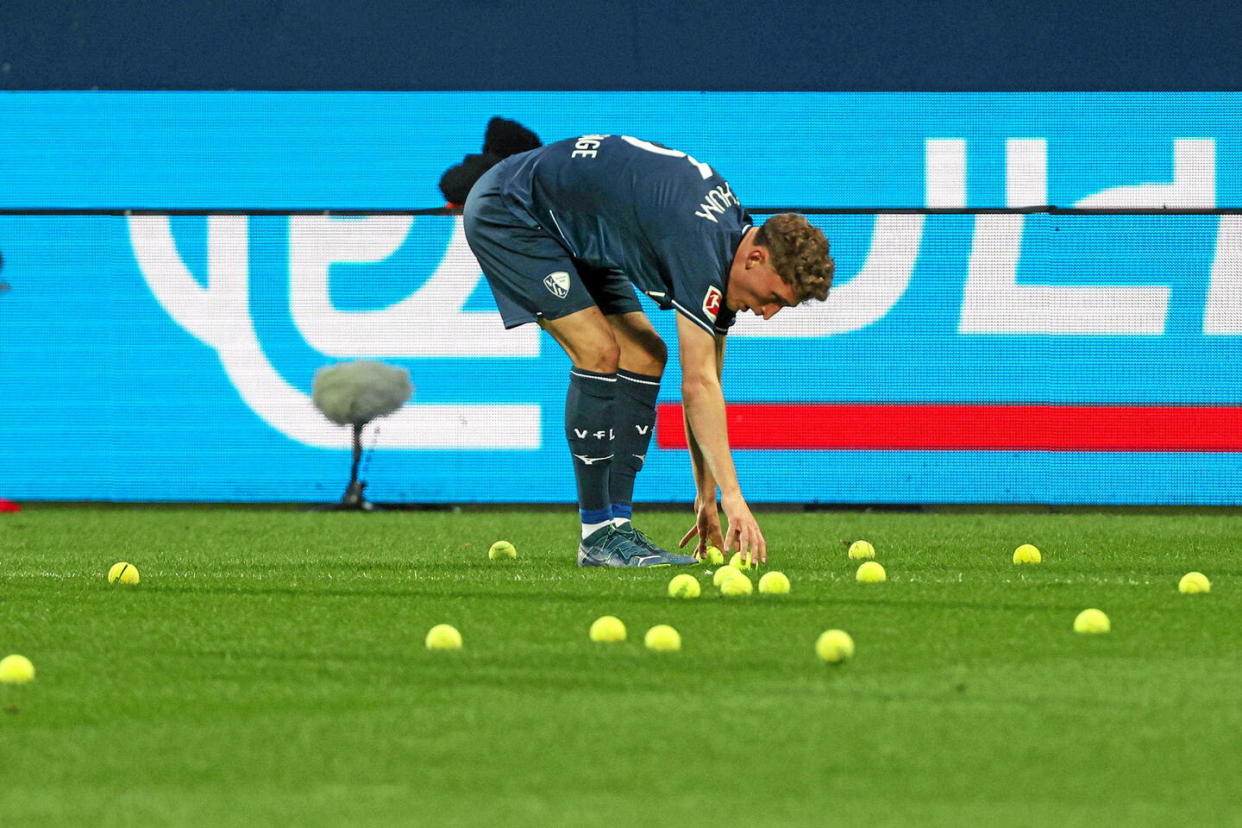 La protestation ne date pas d'hier. Déjà, le 16 décembre, les supporteurs avaient jeté des balles de tennis sur le terrain de jeu,  lors du match entre le VFL Bochum et l'Union Berlin.  - Credit:Action Press/Shutterstock/SIPA / SIPA / Action Press//SIPA